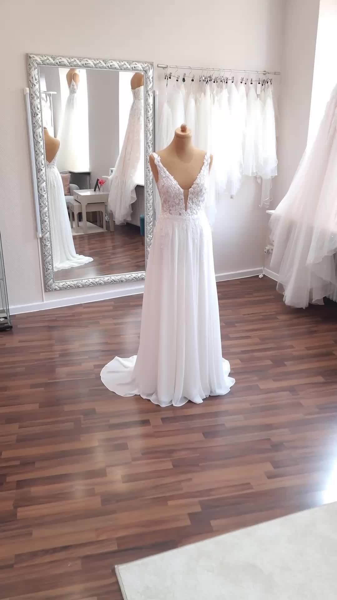 Heute eines der neuen Kleider von Fashion Queen! Ich wollte auch mal etwas neues austesten wie wir die Videos machen. Hoffe euch gefällt diese art von Content!

❤️ Bucht euren kostenlosen Beratungs Termin direkt hier 
📒 https://www.brautmode-speyer.de/termin/
Oder ruft uns einfach an unter der: 📞 01737007271

#Brautkleid #Traumhochzeit #Hochzeitskleid #Brautmode #SayYesToTheDress #Braut2026 #Hochzeitsinspiration #BrideToBe
#ModernBridal #MinimalistBride #SustainableBridal #BrautkleidSpeyer #Hochzeitskleid2026 #Brautatelier #BridalInspo #DressShopping #BridalGoals #speyer #mannheim #heidelberg #vividbridal Werbung