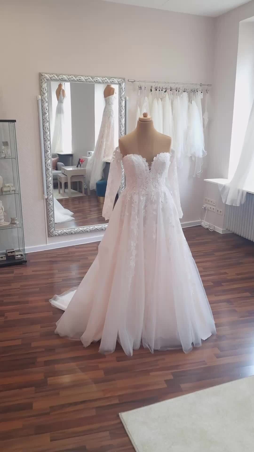 Für unsere Curvy Bräute haben wir auch etwas in der Kollektion 2026 da! Alles so verarbeitet das eure Kurven perfekt in Szene gesetzt werden können.

❤️ Bucht euren kostenlosen Beratungs Termin direkt hier 
📒 https://www.brautmode-speyer.de/termin/
Oder ruft uns einfach an unter der: 📞 01737007271

#curvybride #Brautkleid #Traumhochzeit #BridalFashion #Brautmode #SayYesToTheDress #Braut2026 #Hochzeitsinspiration #BrideToBe #ModernBridal #LuxuryWeddingDress #PrincessDress #BrautkleidSpeyer #Hochzeitskleid2026 #Brautatelier #BridalInspo #DressShopping #speyer #mannheim #heidelberg #vividbridal Werbung