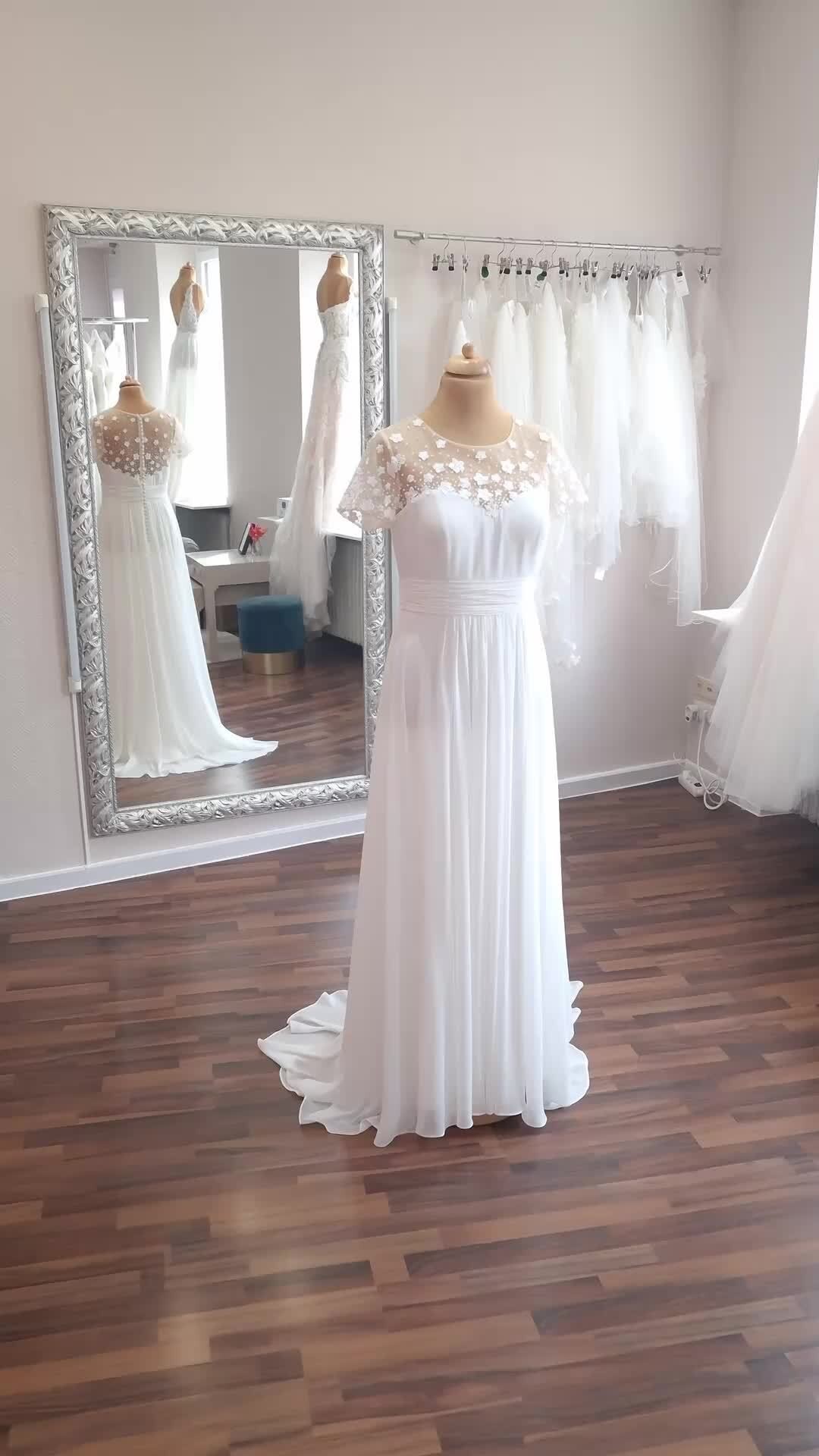 Ein Curvy Kleid aus Chiffon aus der neuen Kollektion 2026!

❤️ Bucht euren kostenlosen Beratungs Termin direkt hier 
📒 https://www.brautmode-speyer.de/termin/
Oder ruft uns einfach an unter der: 📞 01737007271

#Brautkleid #Traumhochzeit #Hochzeitskleid #Brautmode #SayYesToTheDress #Braut2026 #Hochzeitsinspiration #BrideToBe #ModernBridal #MinimalistBride #SustainableBridal #BrautkleidSpeyer #Hochzeitskleid2026 #Brautatelier #BridalInspo #DressShopping #BridalGoals #speyer #mannheim #heidelberg #vividbridal Werbung