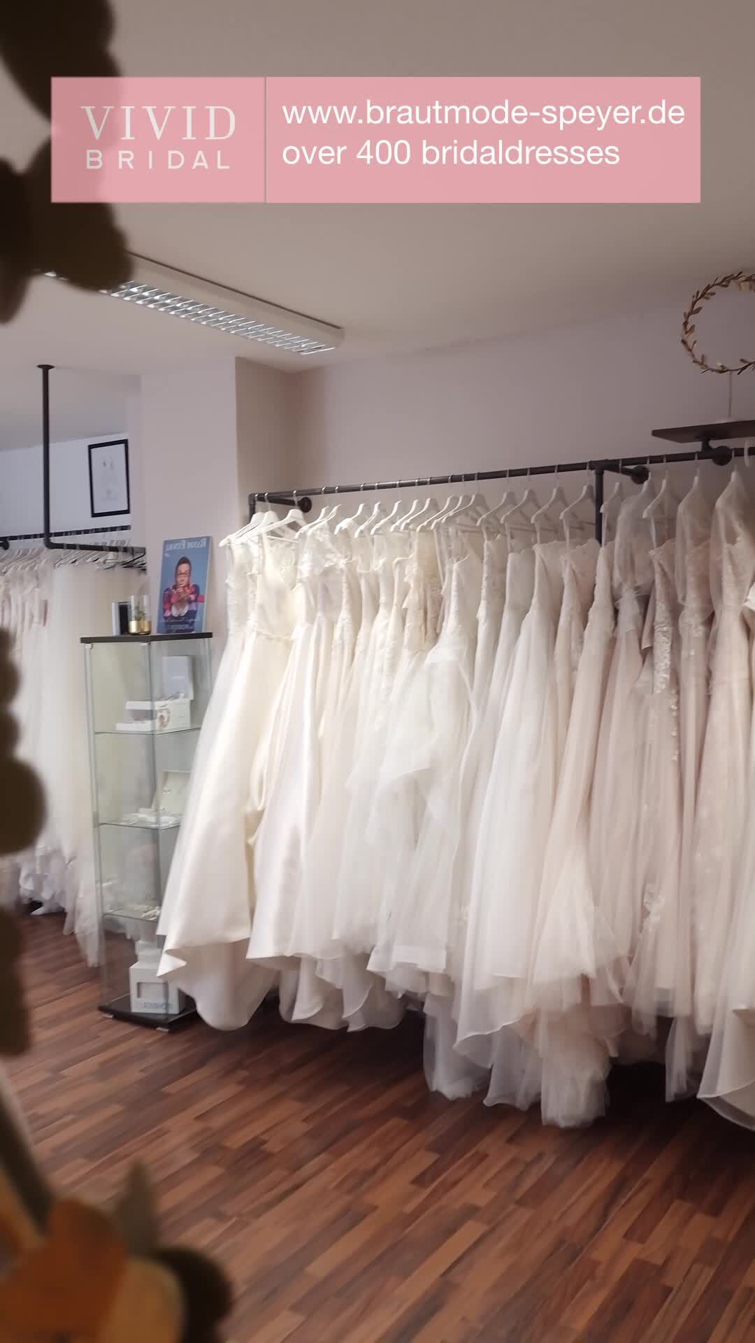 Von klassisch bis extravagant – hier findest du alles.

❤️ Bucht euren kostenlosen Beratungs Termin direkt hier 
📒 https://www.brautmode-speyer.de/termin/
Oder ruft uns einfach an unter der: 📞 01737007271

#Brautmode2026 #Traumkleid2026 #Hochzeit2026 #BrautkleidKaufen #Brautberatung #DeinTraumkleid #BrautmodenGeschäft #BrautkleidProbetermin #Hochzeitsvorbereitung #BrautFür2025 #JetztBrautkleidSuchen #BrautmodeStudio #PerfektesBrautkleid #BrautkleidFinder #HochzeitPlanen #BrautMitBeratung #BrautkleidEntdecken #FürDeineHochzeit #BrautkleidExpertin #DeinTagDeinKleid #BrautkleidSpeyer #HochzeitsladenSpeyer #BrautmodePfalz #HochzeitRheinlandPfalz #BrautkleidVorderpfalz #SpeyerHochzeit #PfalzHochzeit #VividBridal #HochzeitsmodeSpeyer #RheinNeckarHochzeit