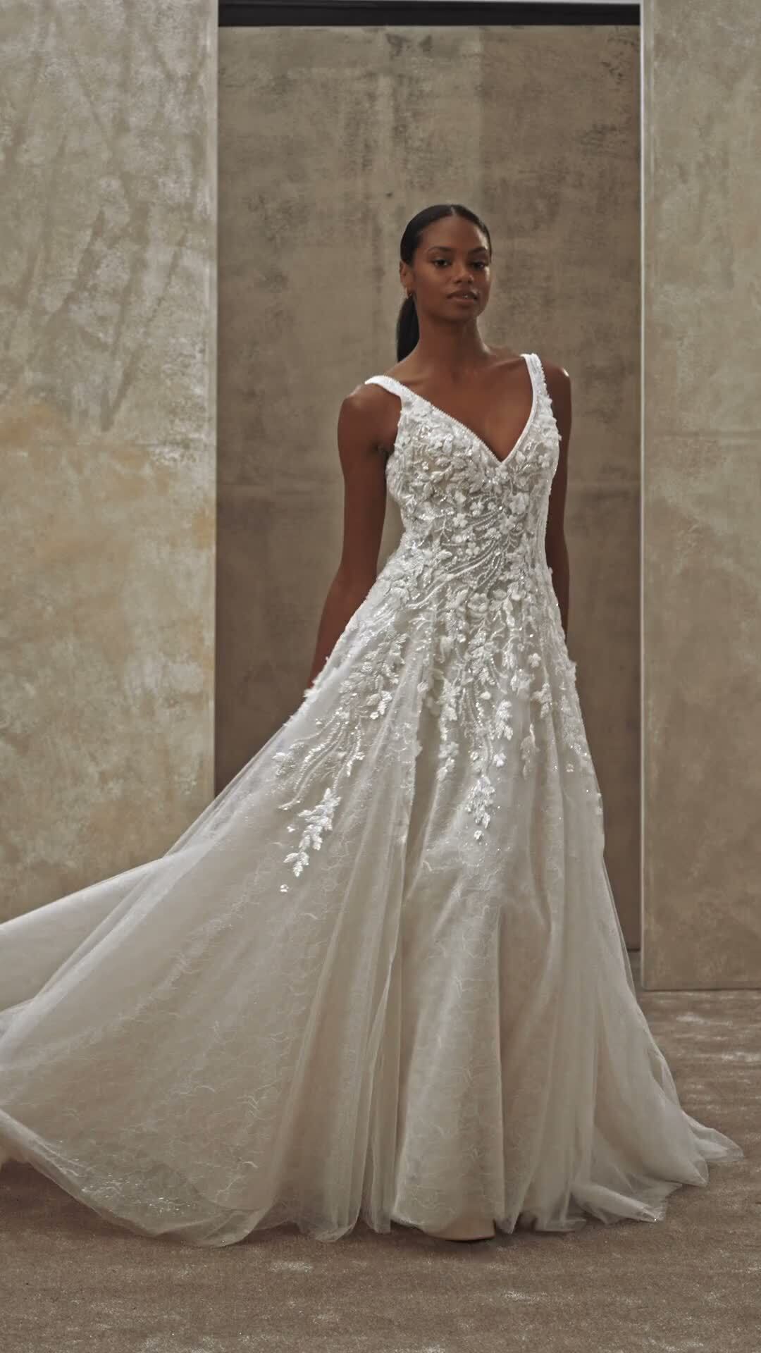 Glitzer filigran platziert. @demetriosbride #demetrios

❤️ Bucht euren kostenlosen Beratungs Termin direkt hier 
📒 https://www.brautmode-speyer.de/termin/
Oder ruft uns einfach an unter der: 📞 01737007271

#Brautkleid #Traumhochzeit #BridalFashion #Brautmode #SayYesToTheDress #Braut2026 #Hochzeitsinspiration #BrideToBe #ModernBridal #LuxuryWeddingDress #BrautkleidSpeyer #Hochzeitskleid2026 #Brautatelier #BridalInspo #DressShopping #BridalGoals #speyer #mannheim #heidelberg #vividbridal Werbung