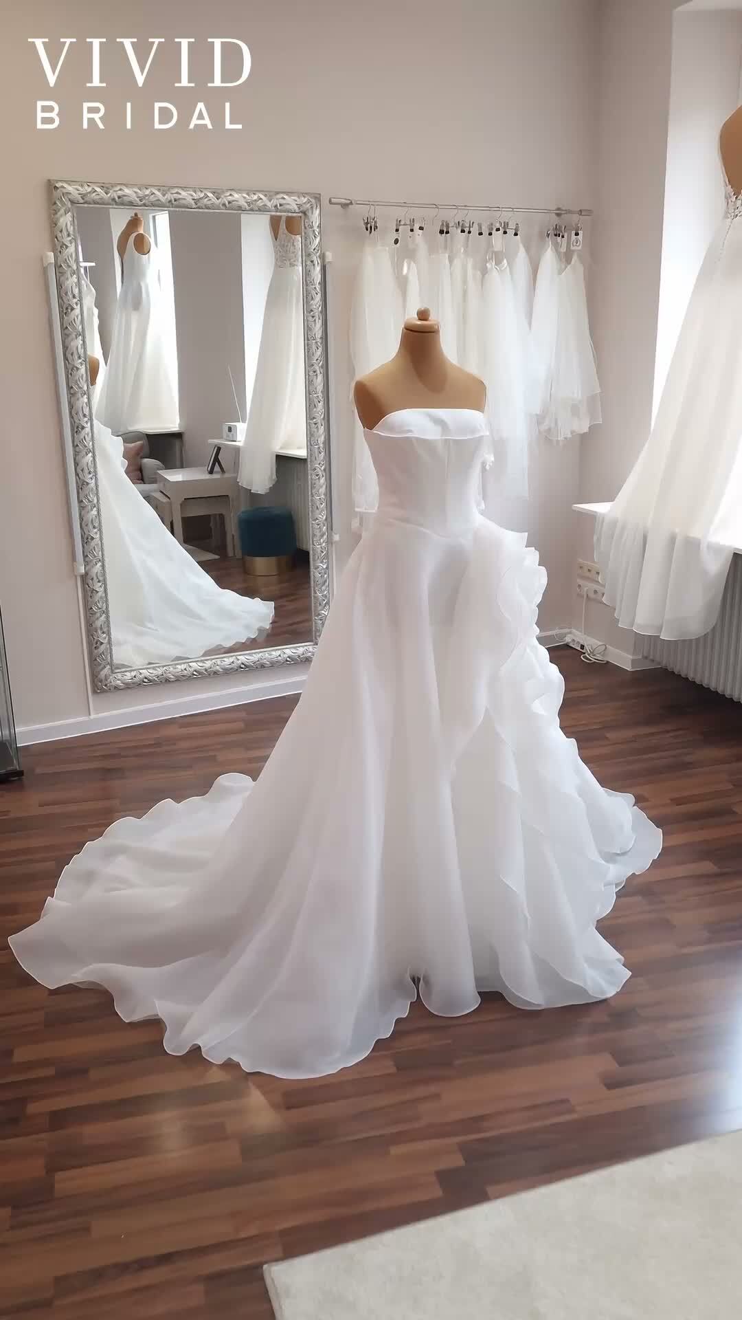 Schlicht, aber ein Magnet für alle Blicke, ist dieses neue Brautkleid von @dianelegrandofficial 

Music by Natan Molibog from Pixabay

❤️ Bucht euren kostenlosen Beratungs Termin direkt hier 
📒 https://www.brautmode-speyer.de/termin/
Oder ruft uns einfach an unter der: 📞 01737007271

#Brautkleid #Traumhochzeit #BridalFashion #Brautmode #SayYesToTheDress #Braut2026 #Hochzeitsinspiration #BrideToBe #ModernBridal #LuxuryWeddingDress #BrautkleidSpeyer #Hochzeitskleid2026 #Brautatelier #BridalInspo #DressShopping #BridalGoals #speyer #mannheim #heidelberg #vividbridal Werbung