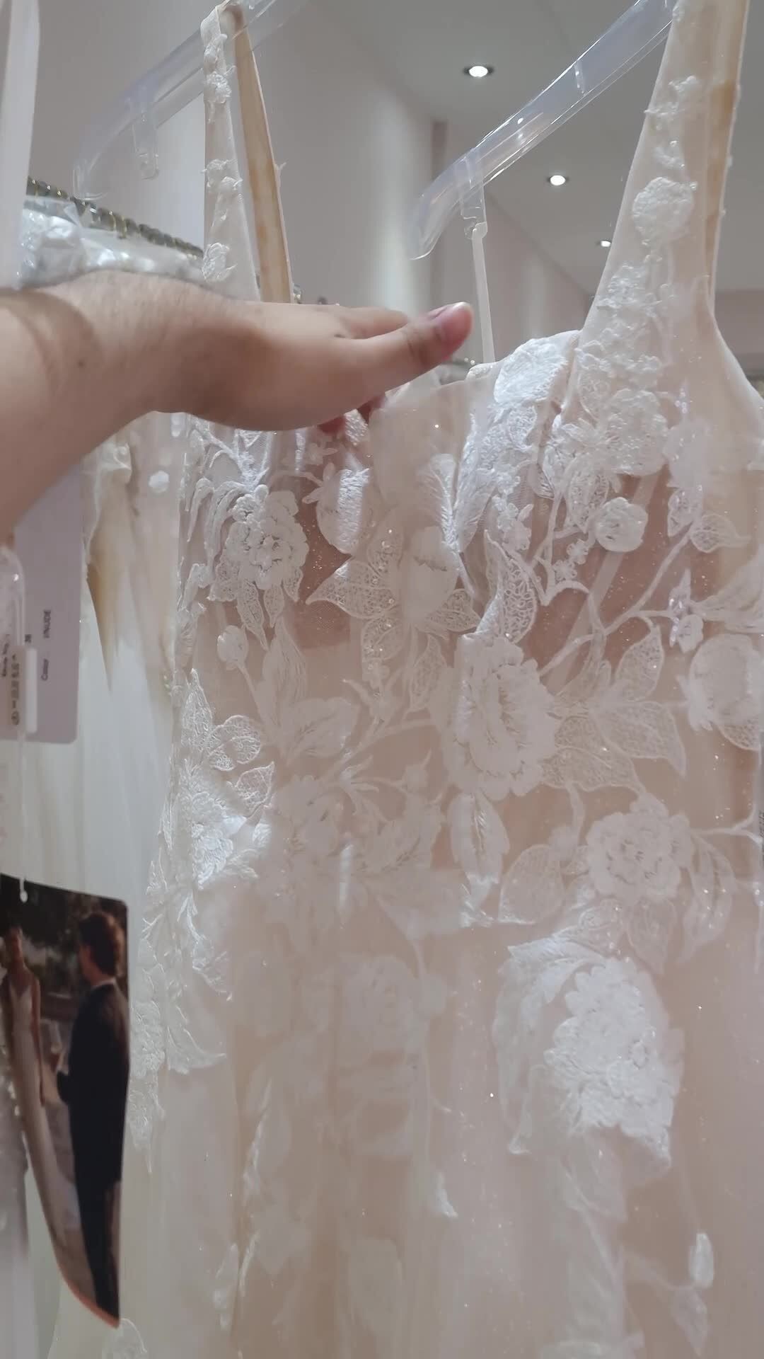 Unboxing! Diesmal mit den Kleidern von Modeca die wir in Amsterdam bestellt haben!

❤️ Bucht euren kostenlosen Beratungs Termin direkt hier 
📒 https://www.brautmode-speyer.de/termin/
Oder ruft uns einfach an unter der: 📞 01737007271

#Brautkleid #Traumhochzeit #BridalFashion #Brautmode #SayYesToTheDress #Braut2026 #Hochzeitsinspiration #BrideToBe #ModernBridal #LuxuryWeddingDress #PrincessDress #BrautkleidSpeyer #Hochzeitskleid2026 #Brautatelier #BridalInspo #DressShopping #speyer #mannheim #heidelberg #vividbridal Werbung