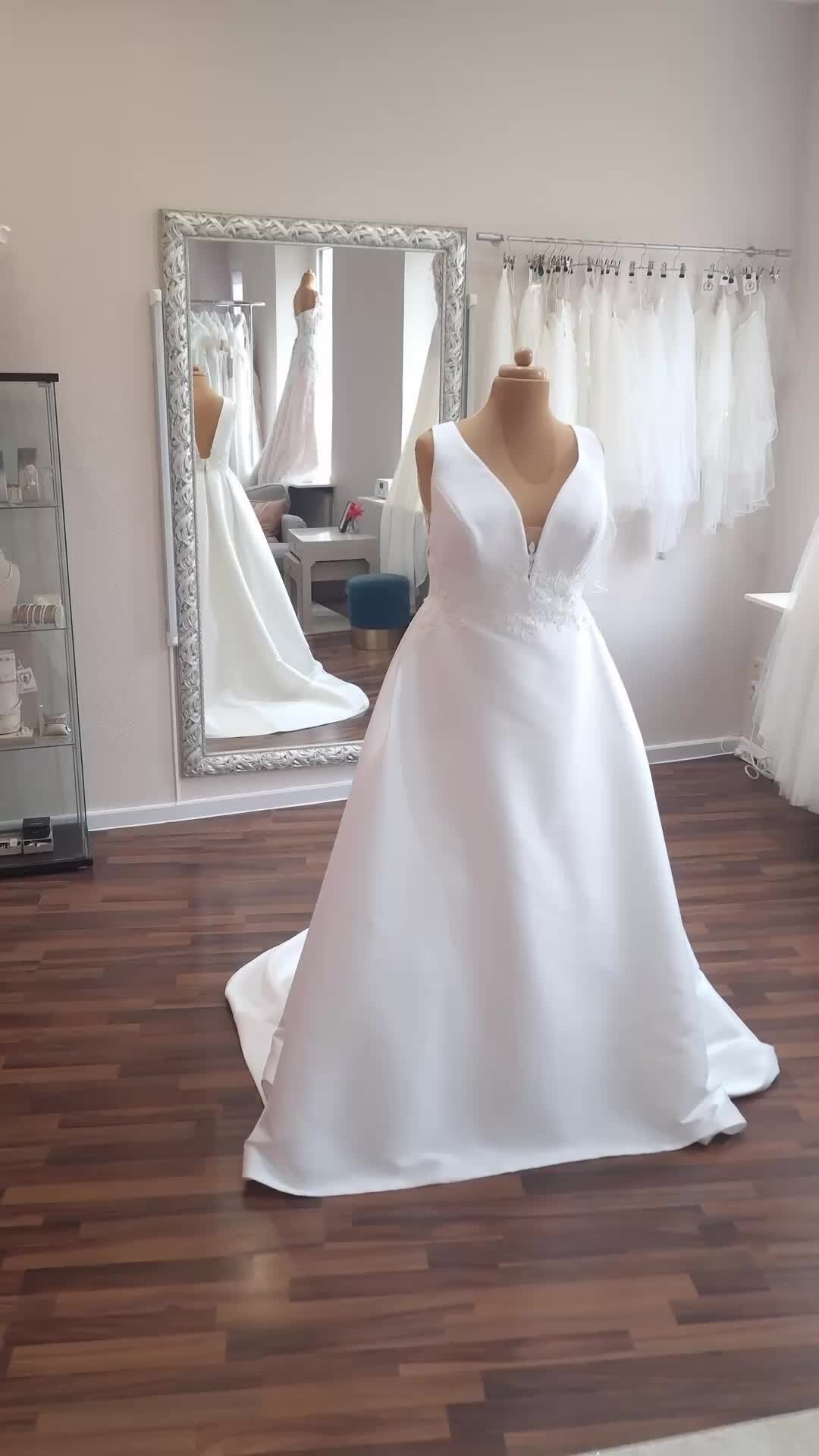 Kommendes Wochenende sind wir auf der Hochzeitsmesse "Trau" auf dem Maimarkt Gelände in Mannheim. Mehr Infos folgen. Aber haltet euch auf jeden fall das Wochenende 18.10. & 19.10. frei.

❤️ Bucht euren kostenlosen Beratungs Termin direkt hier 
📒 https://www.brautmode-speyer.de/termin/
Oder ruft uns einfach an unter der: 📞 01737007271

@whiteonebridal 
#whiteonebridal #Brautkleid #Traumhochzeit #BridalFashion #Brautmode #SayYesToTheDress #Braut2026 #Hochzeitsinspiration #BrideToBe #ModernBridal #LuxuryWeddingDress #BrautkleidSpeyer #Hochzeitskleid2026 #Brautatelier #BridalInspo #DressShopping #BridalGoals #speyer #mannheim #heidelberg #vividbridal Werbung