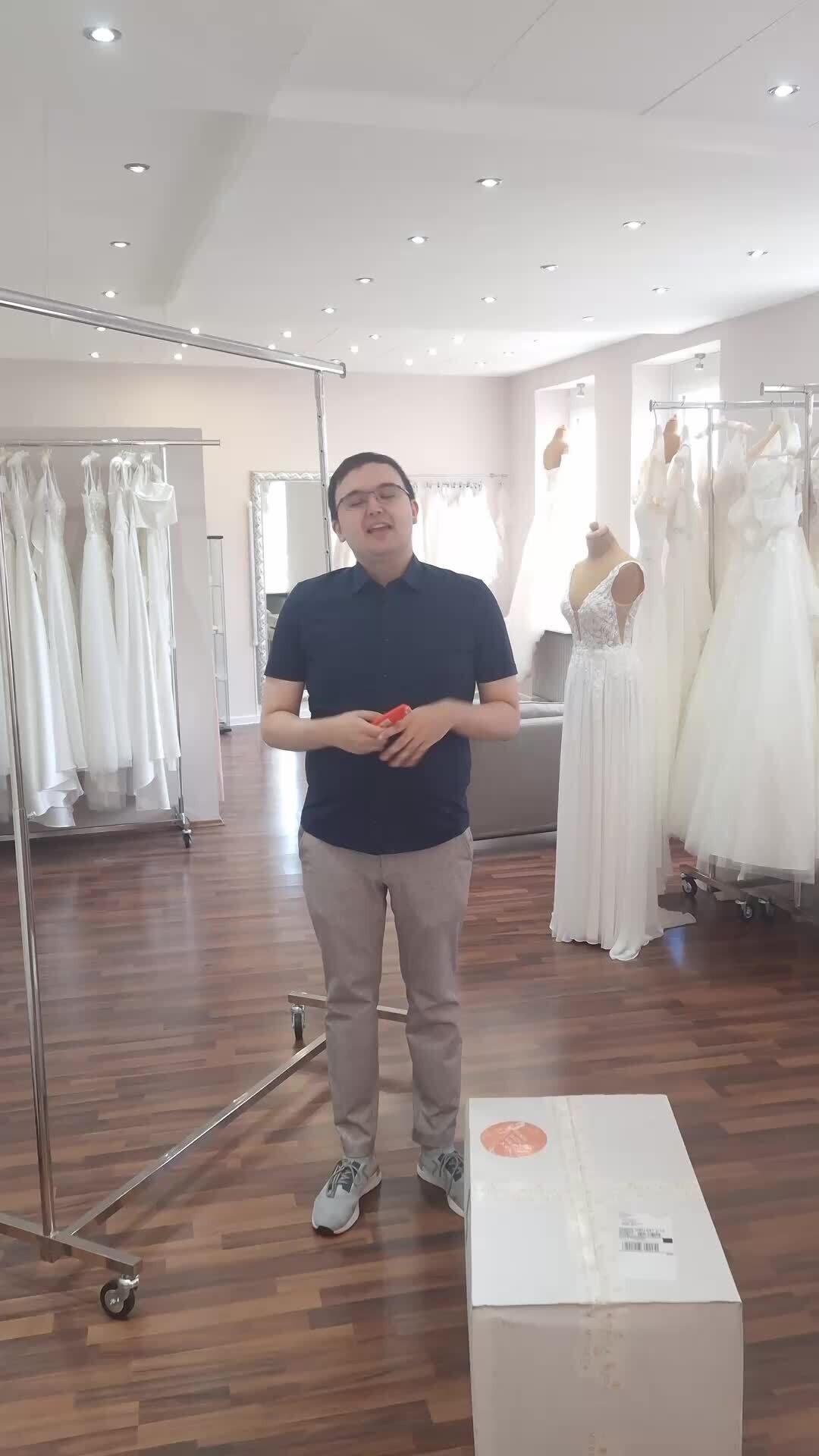 Und das zweite Pakete von Modeca! Wieder mehr Kleider zum Bügeln um Sie euch im Detail zu zeigen!

❤️ Bucht euren kostenlosen Beratungs Termin direkt hier 📒
https://www.brautmode-speyer.de/termin/
Oder ruft uns einfach an unter der: 📞 01737007271

#Brautkleid #Traumhochzeit #BridalFashion #Brautmode #SayYesToTheDress #Braut2026 #Hochzeitsinspiration #BrideToBe 
#BohemianBridal #VintageWedding #BrautkleidSpeyer  #Hochzeitskleid2026 #Brautatelier #BridalInspo #DressShopping #BridalGoals #speyer #mannheim #heidelberg #vividbridal Werbung