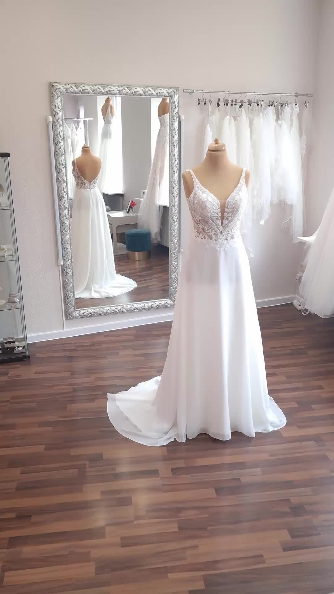 Gebügelt und auf der Puppe wie versprochen. Heute von @ameliebridal 

❤️ Bucht euren kostenlosen Beratungs Termin direkt hier 
📒 https://www.brautmode-speyer.de/termin/
Oder ruft uns einfach an unter der: 📞 01737007271

#Brautkleid #Traumhochzeit #Hochzeitskleid #Brautmode #SayYesToTheDress #Braut2026 #Hochzeitsinspiration #BrideToBe
#ModernBridal #MinimalistBride #SustainableBridal
#BrautkleidSpeyer #Hochzeitskleid2026 #Brautatelier #BridalInspo #DressShopping #BridalGoals #speyer #mannheim #heidelberg #vividbridal Werbung