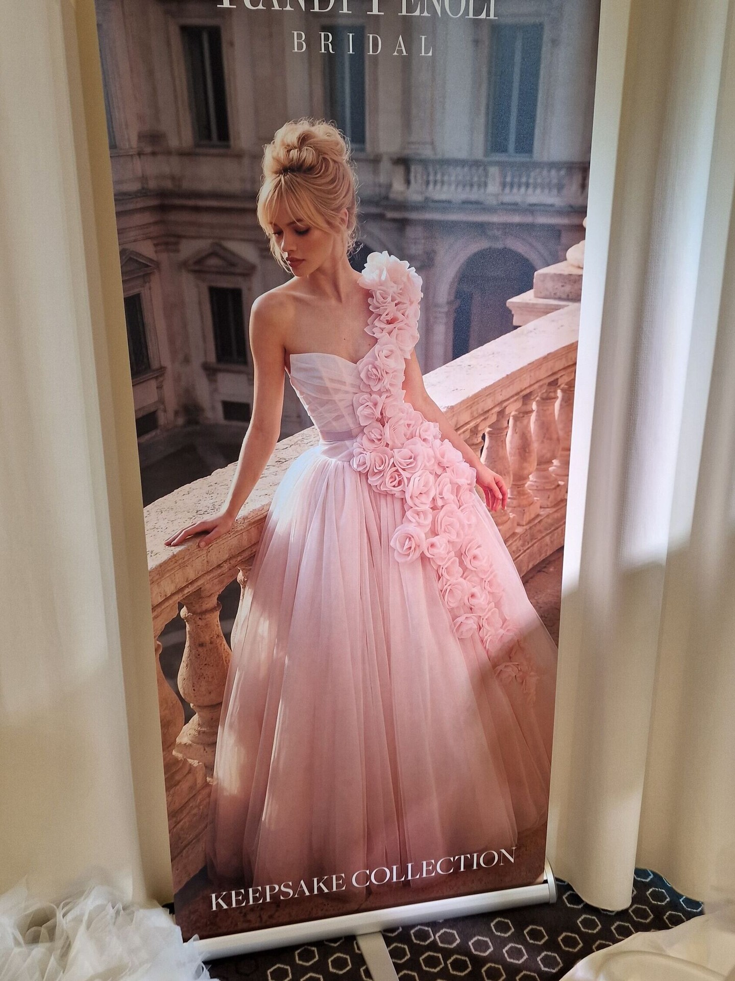 Wir haben wieder Zeit Instagram posts zu machen nachdem wir bei Modeca in Amsterdam waren UND so viele Traumhafte Bräute beraten durften und zusammen ein Kleid finden konnten. Danke das ihr uns nach Amsterdam so herzlich begrüßt habt <3
Wir haben euch bereits vieles von Modeca gezeigt. Was wir aber noch nicht posten konnten waren die Zauberhaften Kleider von @randyfenolibride Schaut auf unsere Storys über das Wochenende! Denn Randy Fenoli erzählt allerlei kleine Details zu seinen Kleidern.