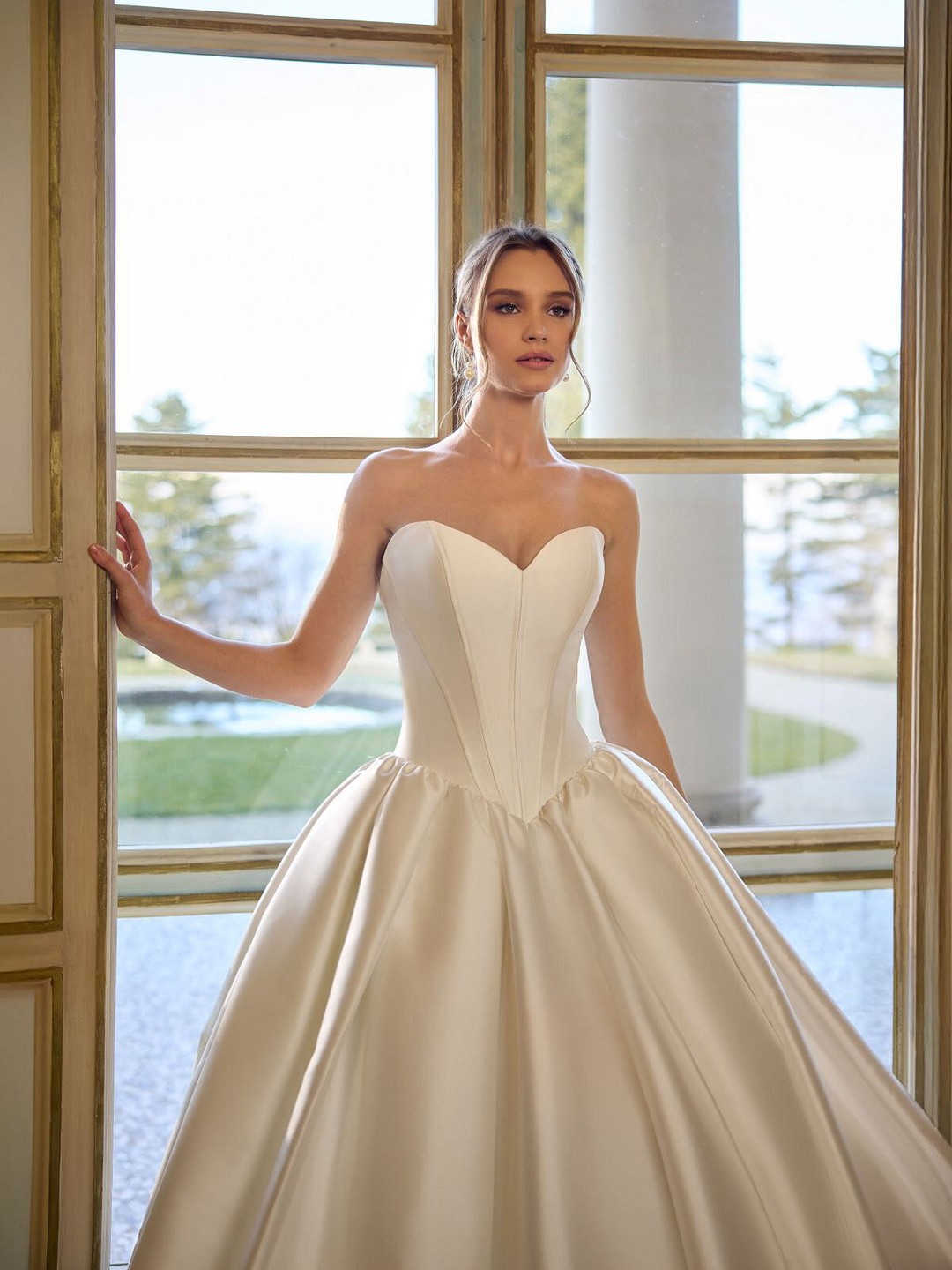 Elegant und Majestetisch! Es muss nicht immer Glitzer und Tüll sein um sich wie eine Prinzessin zu fühlen. by @randyfenolibride 

❤️ Bucht euren kostenlosen Beratungs Termin direkt hier 
📒 https://www.brautmode-speyer.de/termin/
Oder ruft uns einfach an unter der: 📞 01737007271

#Brautkleid #Traumhochzeit #BridalFashion #Brautmode #SayYesToTheDress #Braut2026 #Hochzeitsinspiration #BrideToBe #ModernBridal #LuxuryWeddingDress #BrautkleidSpeyer #Hochzeitskleid2026 #Brautatelier #BridalInspo #DressShopping #BridalGoals #speyer #mannheim #heidelberg #vividbridal Werbung
