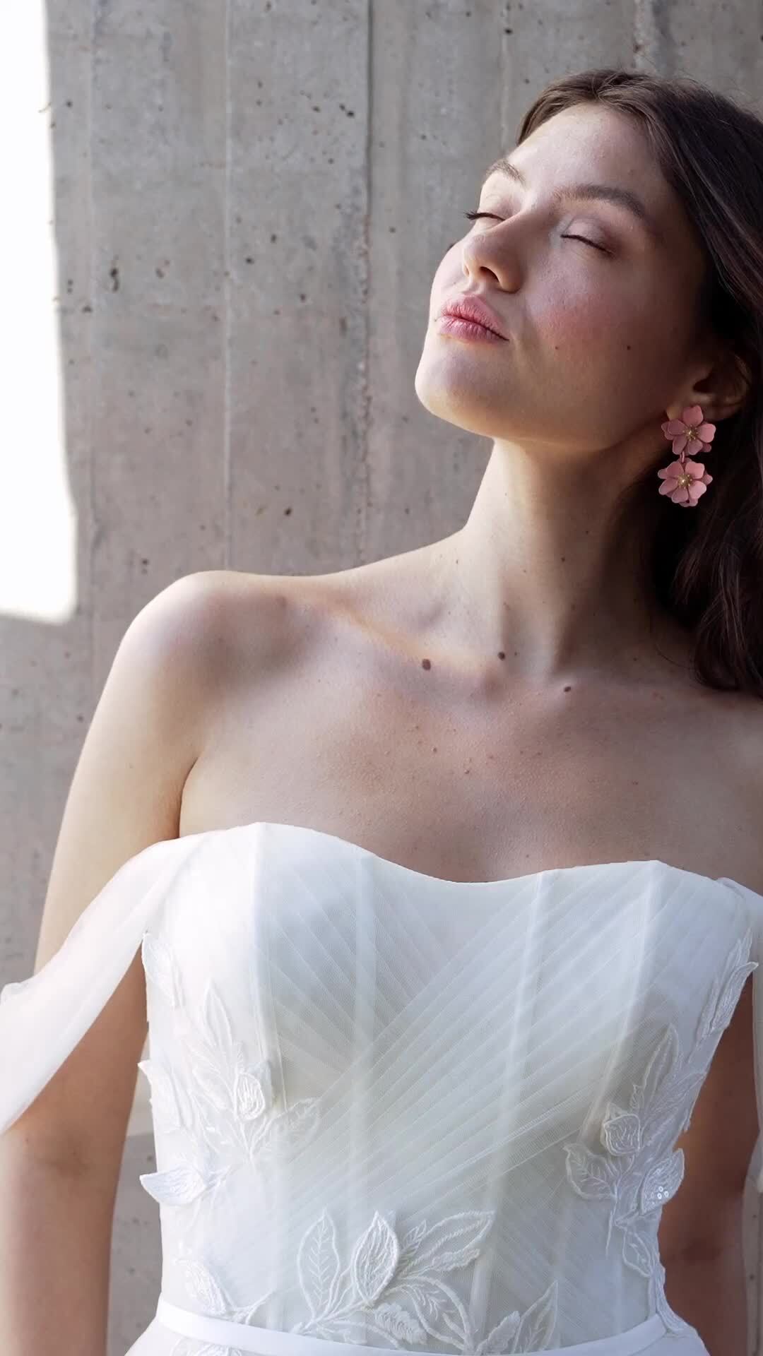 Zart und liebevoll @demetriosbride #demetrios #demetriosbridal

❤️ Bucht euren kostenlosen Beratungs Termin direkt hier 
📒 https://www.brautmode-speyer.de/termin/
Oder ruft uns einfach an unter der: 📞 01737007271

#Brautkleid #Traumhochzeit #Hochzeitskleid #Brautmode #SayYesToTheDress #Braut2026 #Hochzeitsinspiration #BrideToBe #ModernBridal #MinimalistBride #SustainableBridal
#BrautkleidSpeyer #Hochzeitskleid2026 #Brautatelier #BridalInspo #DressShopping #BridalGoals #speyer #mannheim #heidelberg #vividbridal Werbung