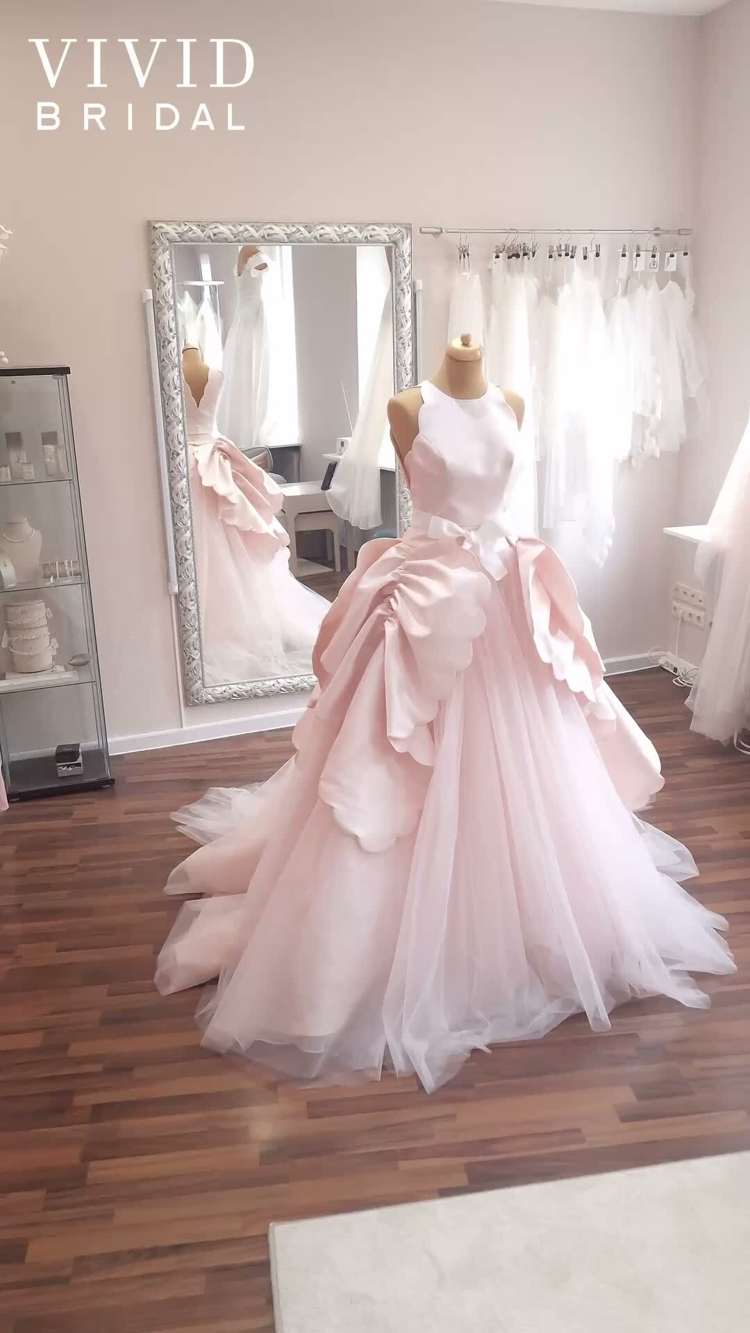 Das erste unserer @kiyoko_hata Kleider! Dieses Kleid ist auch in Ivory erhältlich.
Wir haben uns direkt gestern nach dem Unboxing ans Bügeln gesetzt. Morgen bekommt ihr das zweite Kleid zu sehen.